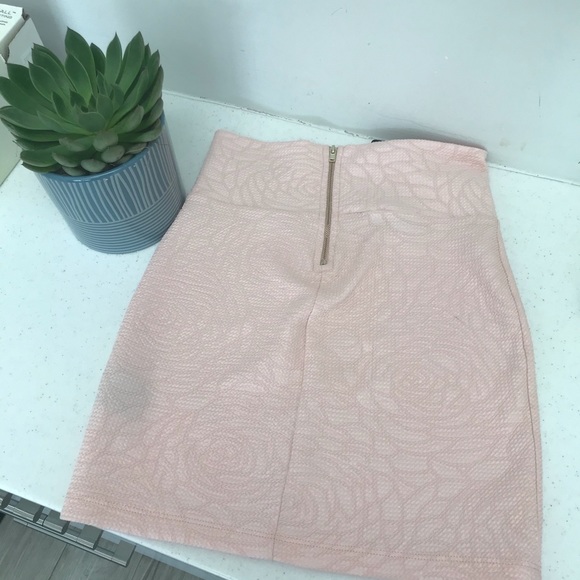 Bebe rose textured mini skirt 🌹 - Picture 3 of 4